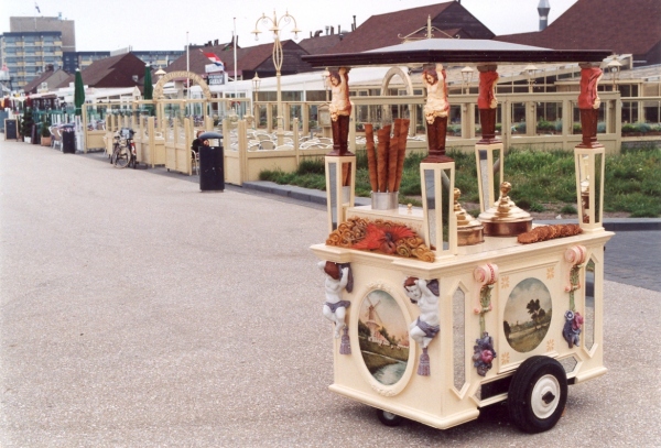 De ijskar op de boulevard van Kijkduin